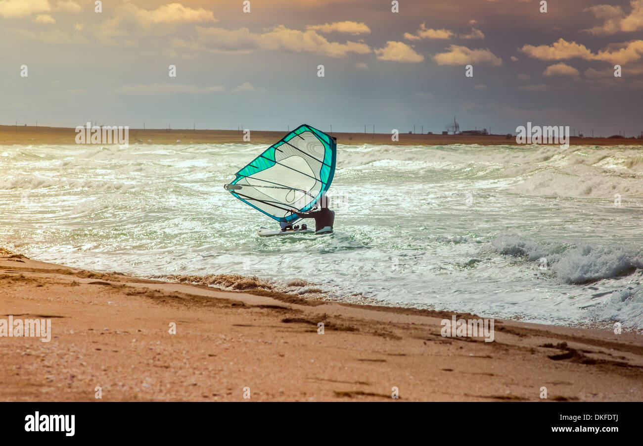 Agua de mar deporte de vela Windsurf Windsurf ocio activo formación sobre olas día de verano concepto de estilo de vida Foto de stock