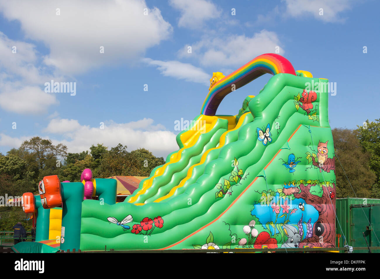 El tobogán inflable gigante tipo castillo hinchable en Banco Moss Park,  Bolton, Lancashire, parte de la permanente pequeño parque de atracciones  Fotografía de stock - Alamy