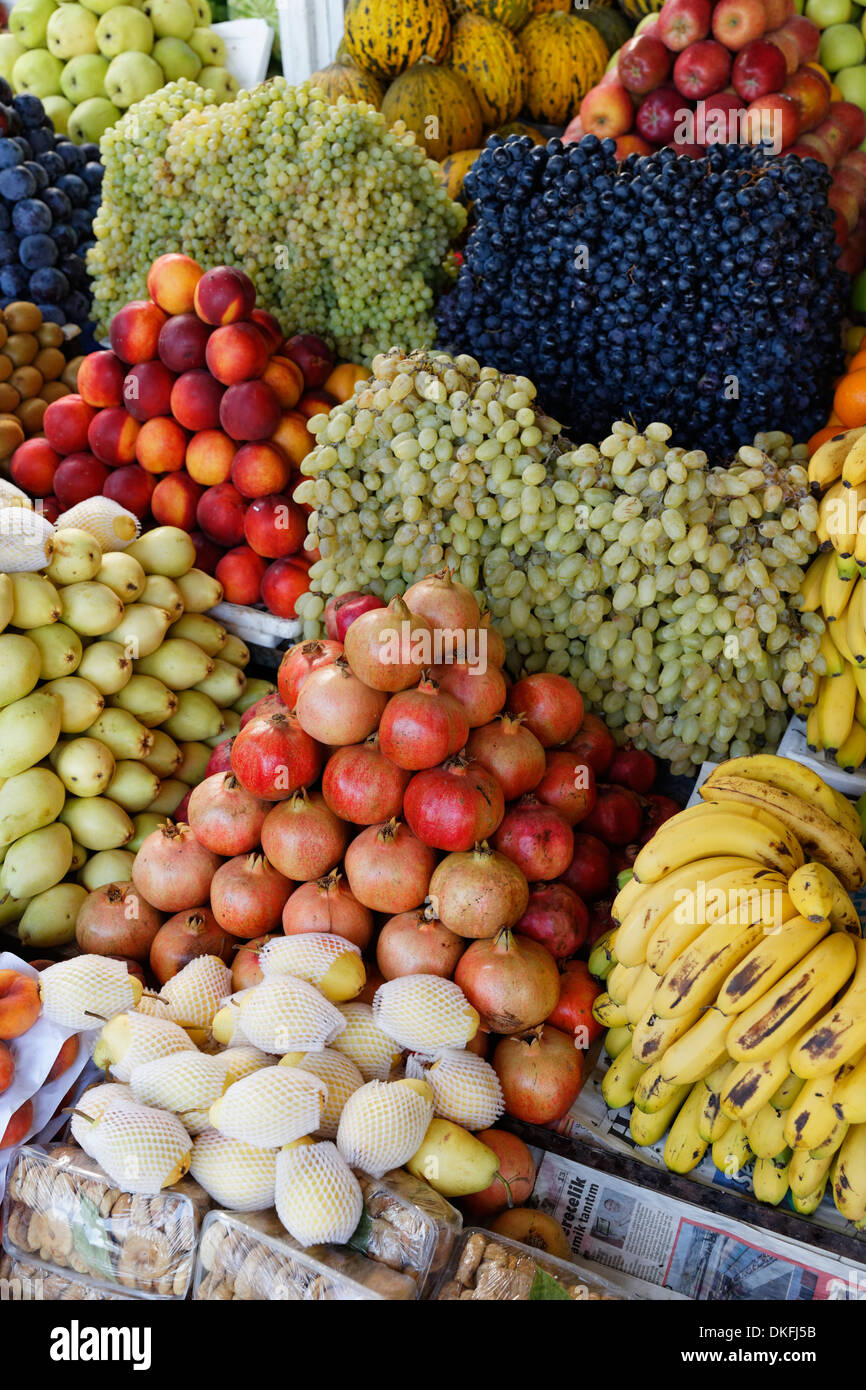 Frutas en venta en un puesto en el mercado, Bodrum, provincia de Muğla, Egeo, Turquía Foto de stock
