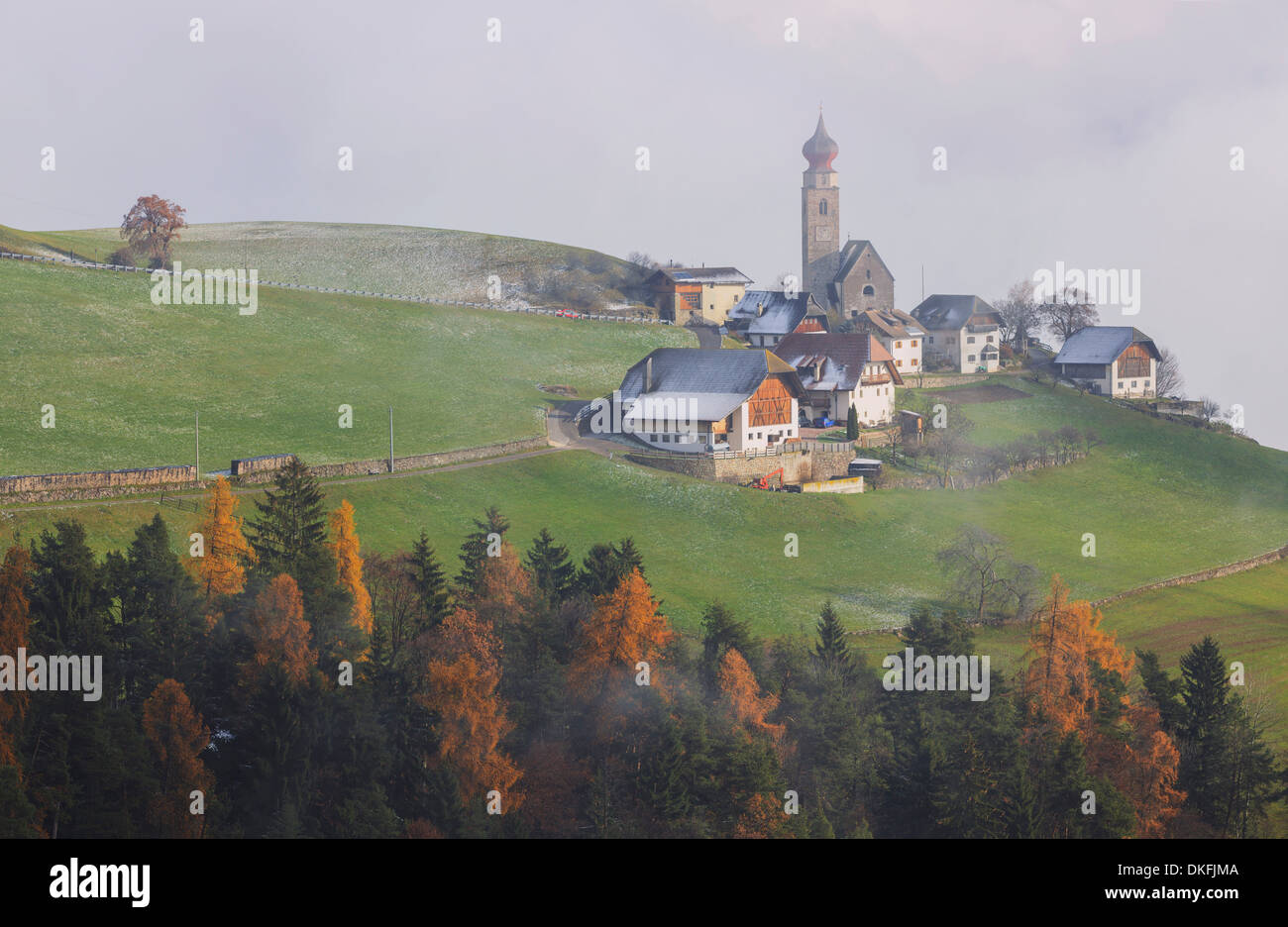 Iglesia de San Nicolás en Mittelberg en Renon, de Bolzano, Tirol del Sur, Italia Foto de stock