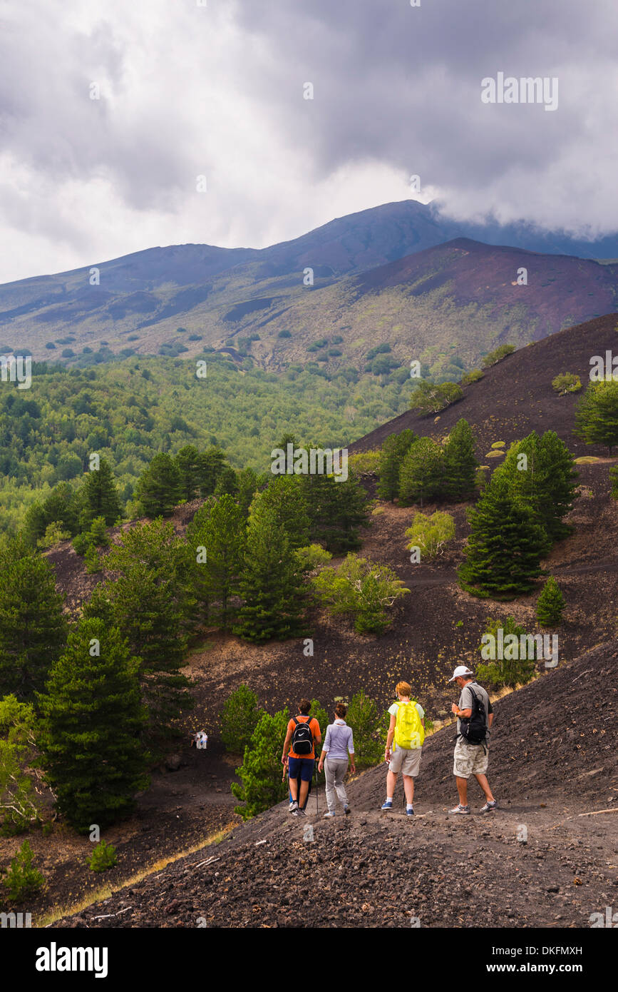 Los turistas caminatas sobre un antiguo flujo de lava de una erupción, el volcán Etna, Sitio del Patrimonio Mundial de la UNESCO, Sicilia, Italia, Europa Foto de stock