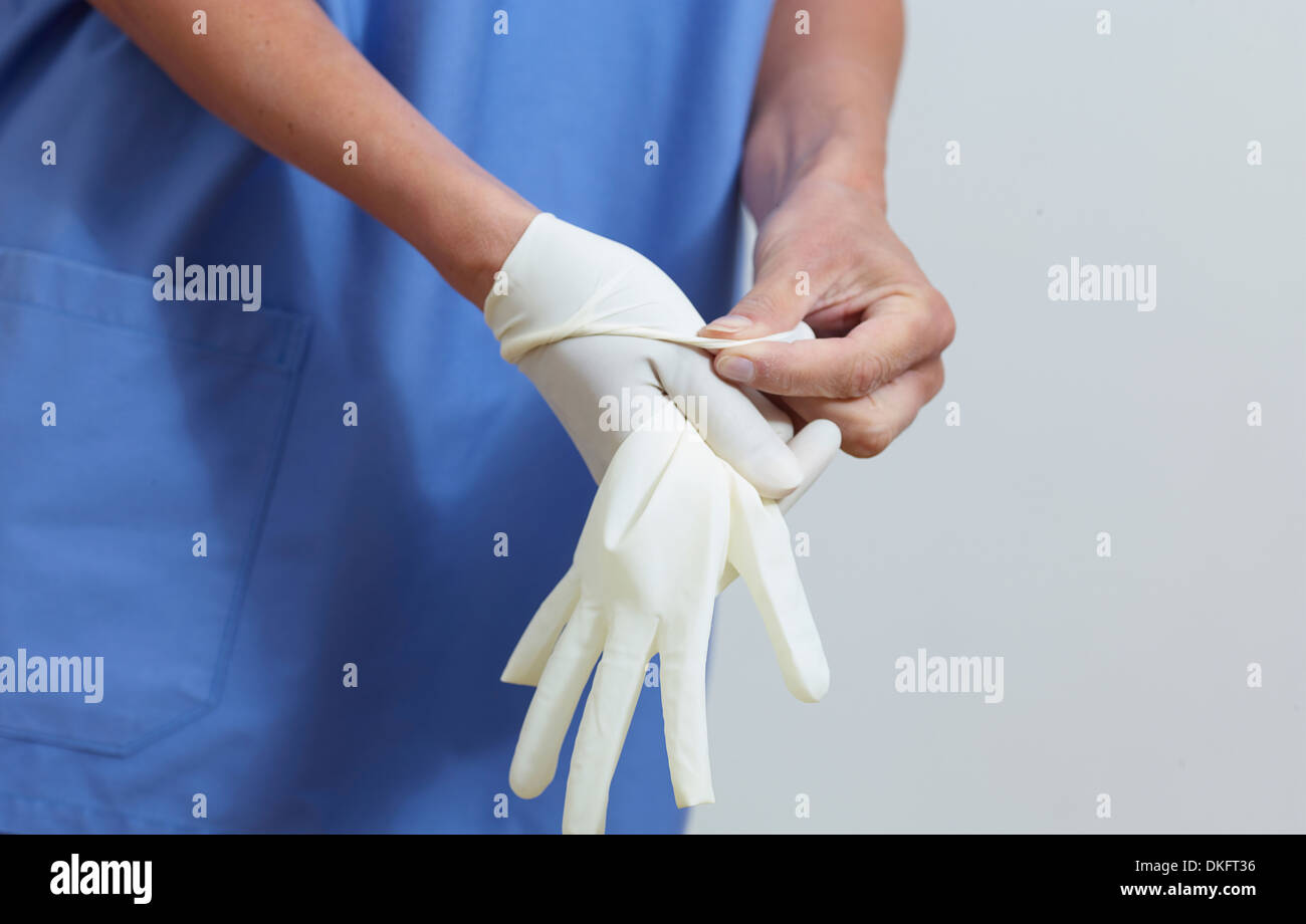 Cirujano poniendo los guantes de látex Foto de stock