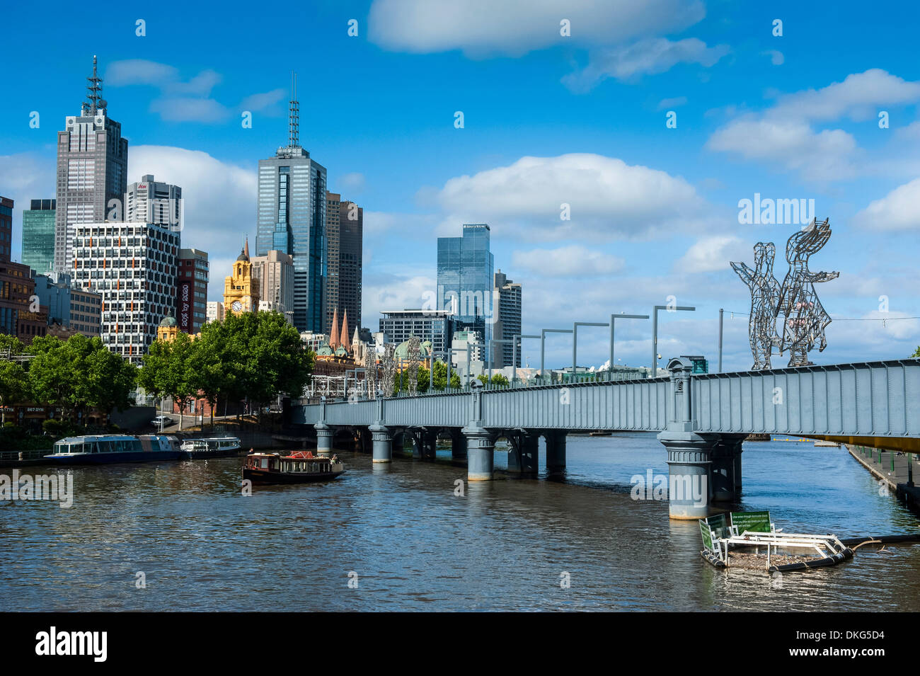 Edificios altos en el río Yarra fluyendo a través de Melbourne, Victoria, Australia, el Pacífico Foto de stock