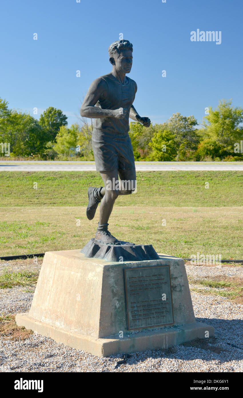 Bienvenido a Foyil firmar y estatua de Andy Payne, ganador de la carrera  pedestre Transcontinental de 1928, Route 66 Oklahoma Fotografía de stock -  Alamy
