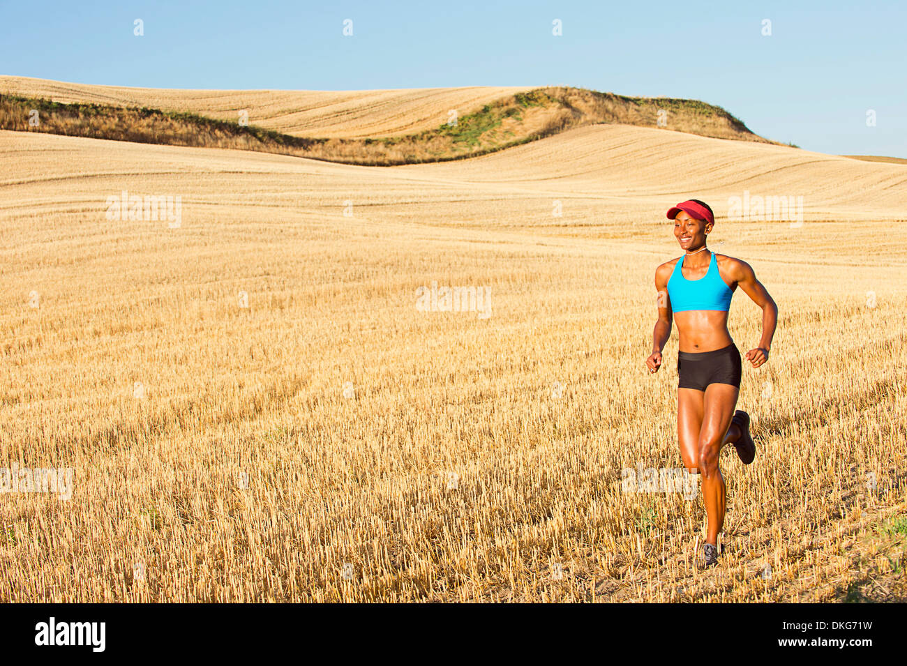 Mujer corriendo en el campo fotografías e imágenes de alta