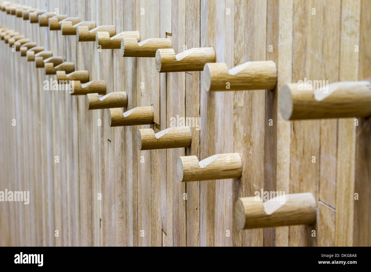 Una pared de madera con algunos perchero en madera Foto de stock