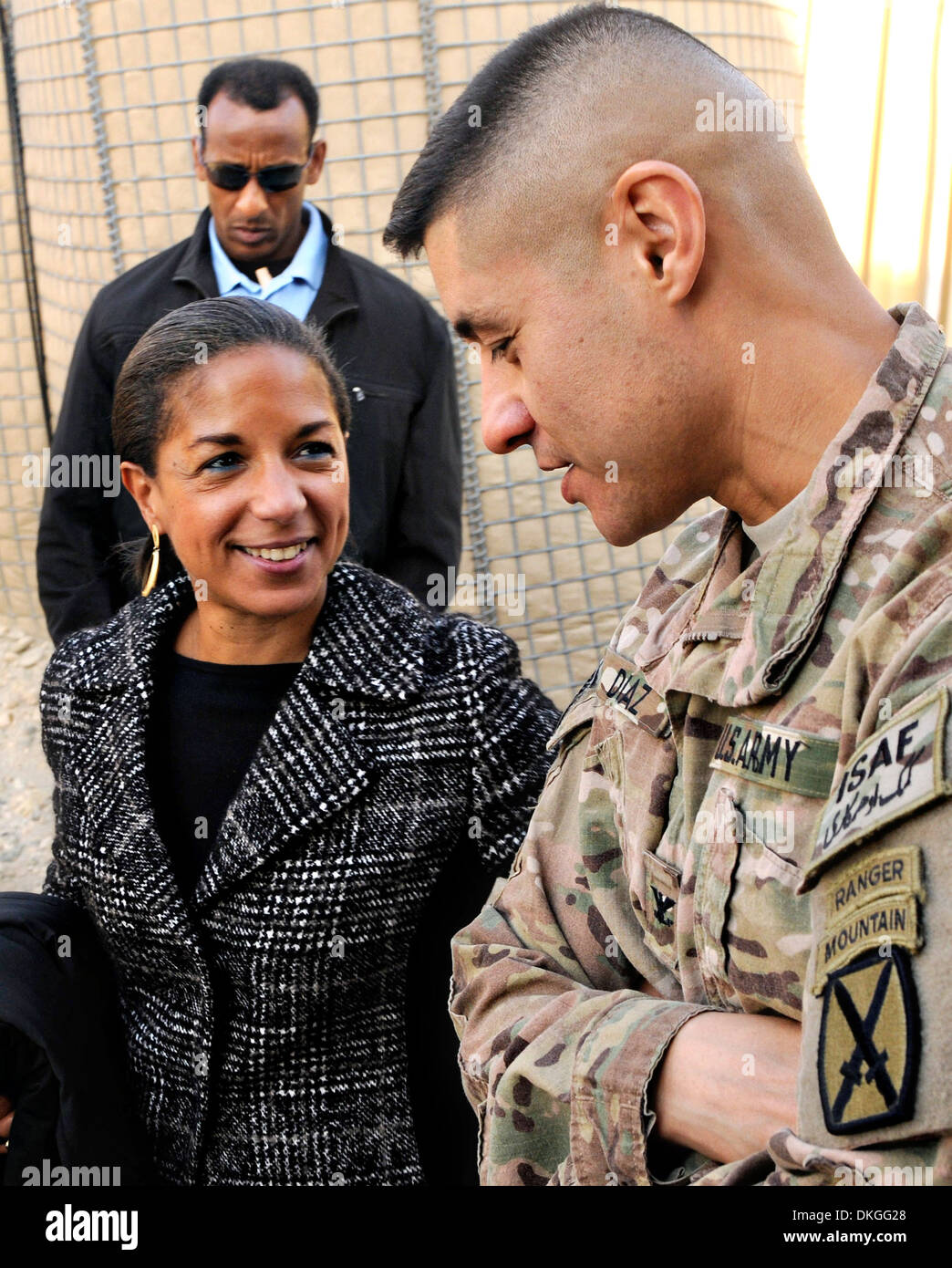 Consejero de Seguridad Nacional de los Estados Unidos Susan Rice conversaciones con el Coronel del Ejército Mario Díaz, el comandante de la IV Brigada equipo de combate, la 10ª División de Montaña, en la base de operaciones avanzada Gamberi el 24 de noviembre de 2013 en la provincia de Laghman, Afganistán. Foto de stock