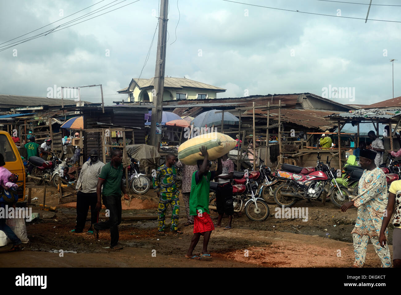 Nigeria market people fotografías e imágenes de alta resolución - Alamy