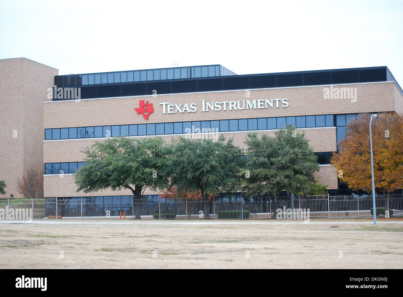 Nuevas señales de ir en dos instalaciones de Texas Instruments TI Boulevard  en Dallas, Texas. Esta planta opera 0.08 de una milla de longitud  Fotografía de stock - Alamy