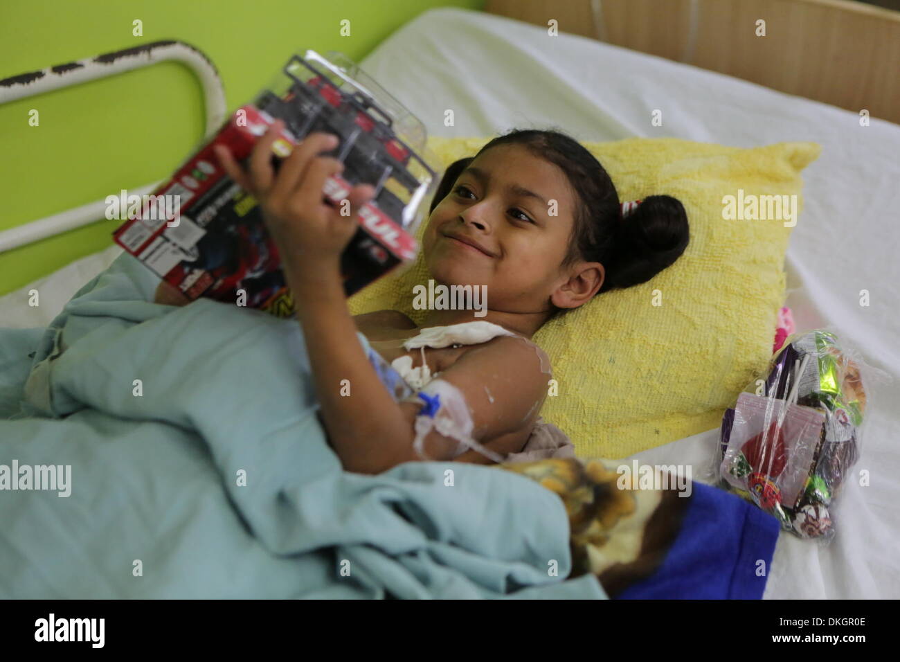 Managua, Nicaragua. 6 de diciembre de 2013. Una niña recibe un regalo de la  Asociación de Niños Quemados de Nicaragua (APROQUEN, por sus siglas en  inglés) en el Children's Hospital La Mascota,
