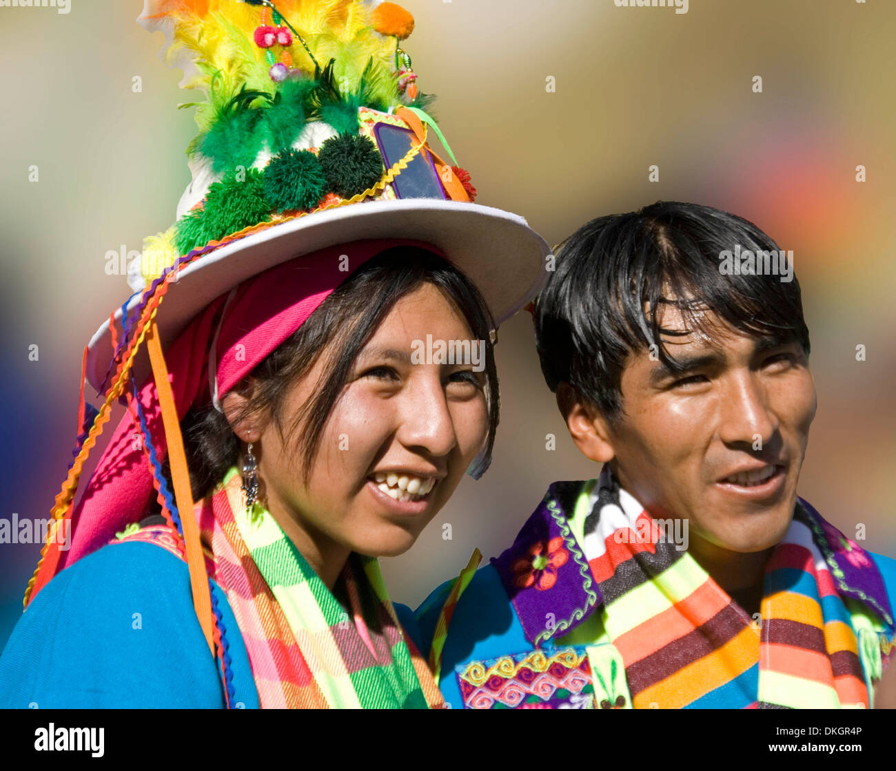 Retrato de la feliz pareja de jóvenes indígenas vistiendo coloridos trajes  de fiesta en la calle en La Paz, Bolivia Fotografía de stock - Alamy