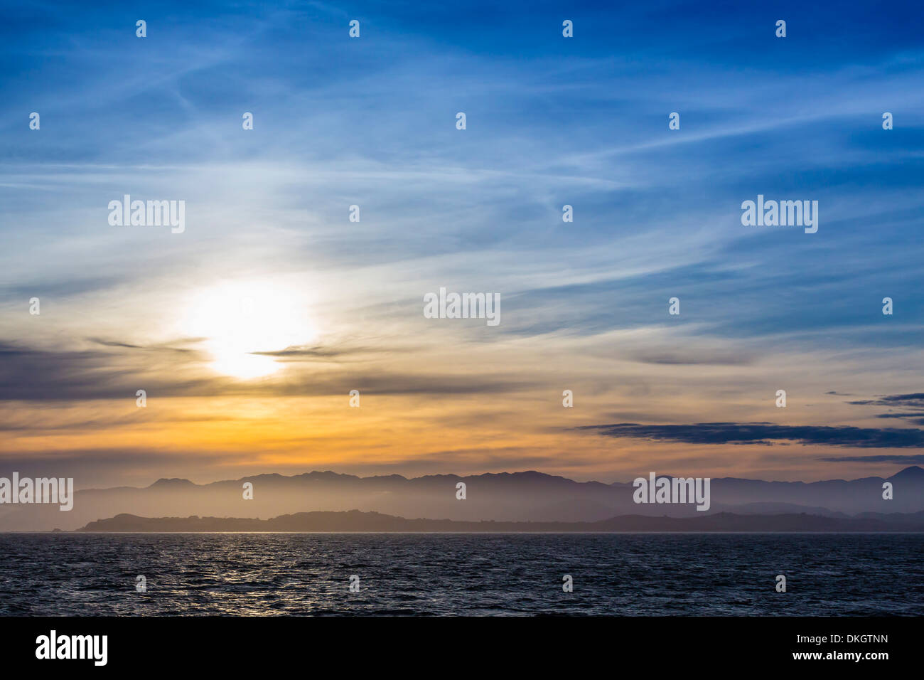 Puesta de sol en la costa de Kaikoura, Isla del Sur, Nueva Zelanda, el Pacífico Foto de stock