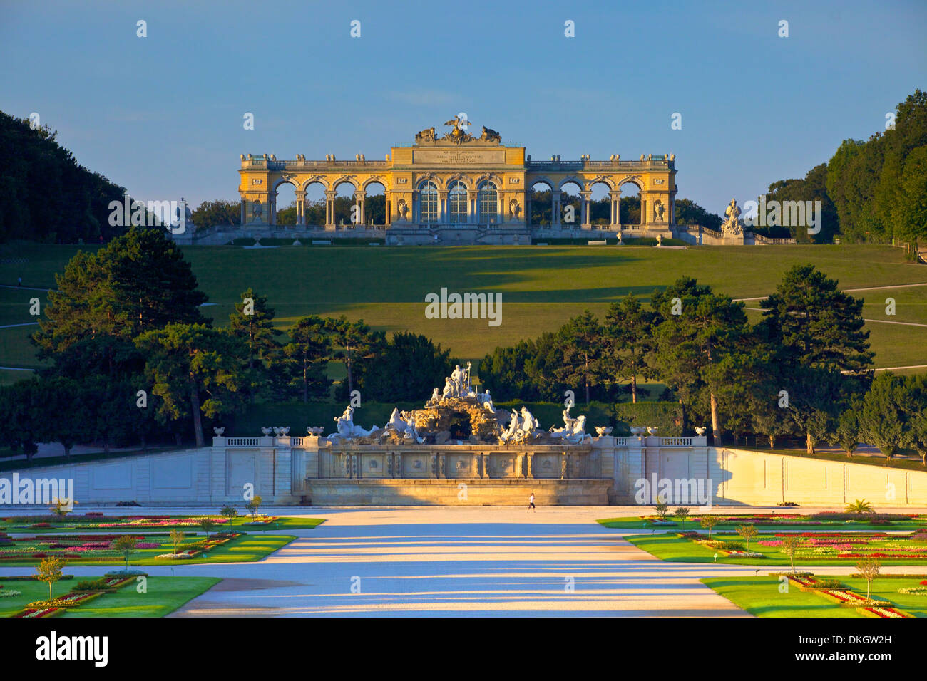 Gloriette y jardín francés, el palacio Schonbrunn, Sitio del Patrimonio Mundial de la UNESCO, celebrada en Viena, Austria, Europa Foto de stock