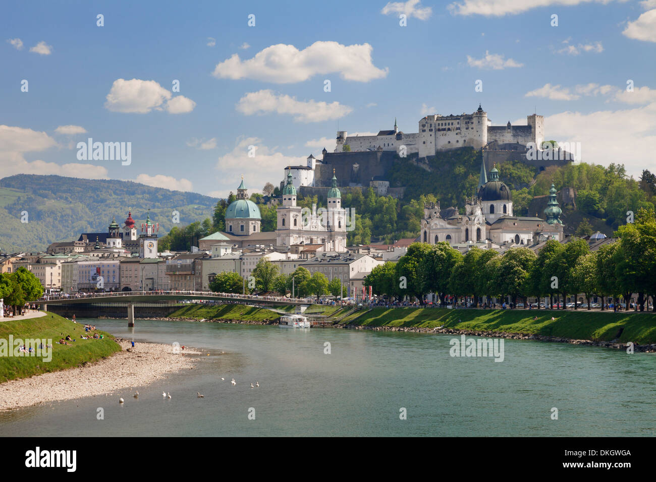 Casco antiguo, el sitio de la UNESCO, con la Fortaleza de Hohensalzburg y Dom, la Catedral y el río Salzach, Salzburgo, Austria Salzburger Land Foto de stock