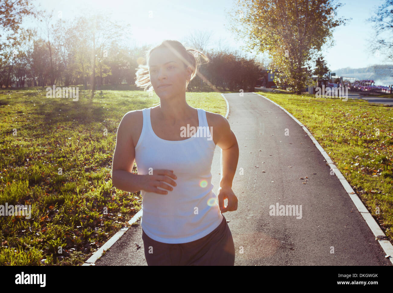 Retrato de joven mujer corriendo Foto de stock