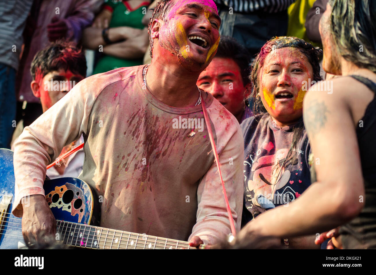 Una banda errante de entretener a la multitud durante el festival de Holi celebraciones, Basantapur Durbar Square, Kathmandu, Nepal, Asia Foto de stock