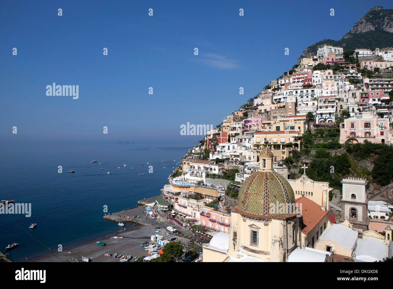 Vista de Positano con la típica cúpula majolica de Santa Maria Assunta, Costiera Amalfitana, sitio UNESCO, Campania, Italia Foto de stock
