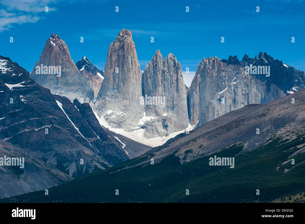 Torres del parque nacional paine fotografías e imágenes de alta