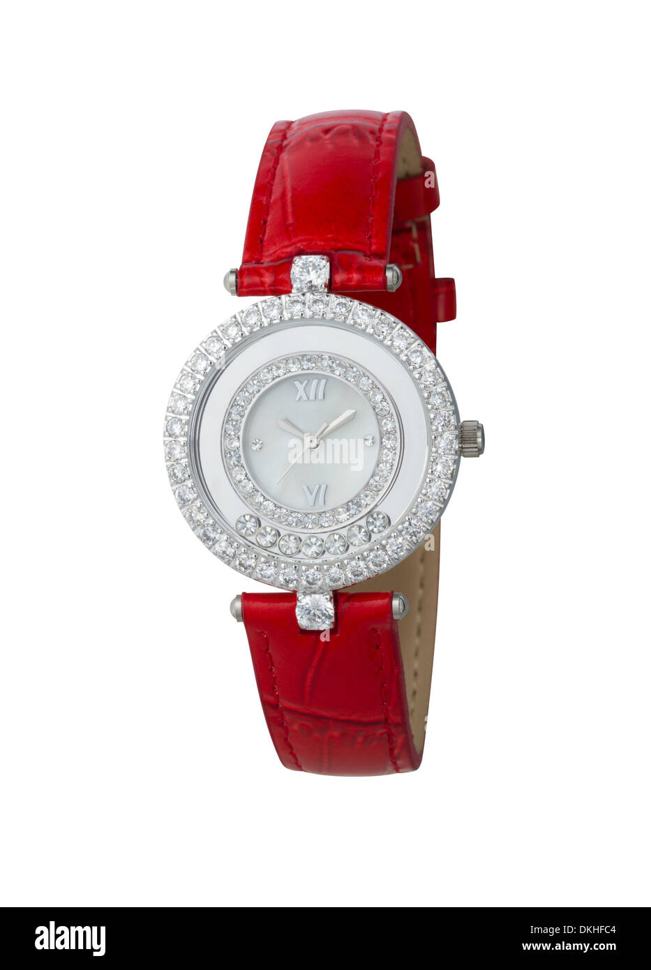 Hermoso reloj de pulsera de cuero rojo aislado sobre fondo blanco. Foto de stock