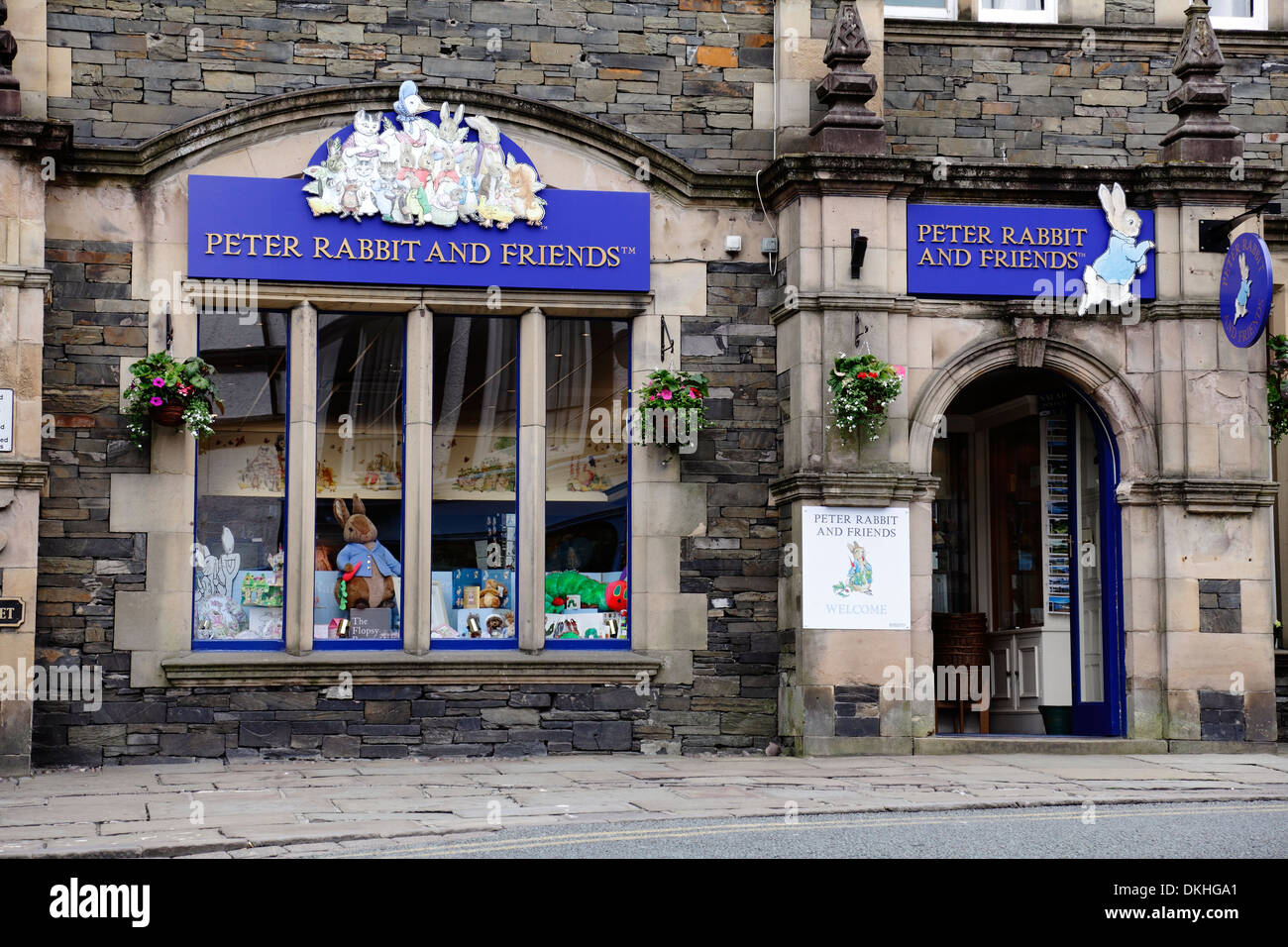 La tienda Peter Rabbit and Friends en la Plaza de San Martín en Bowness-on-Windermere, Distrito de los Lagos, Cumbria, Inglaterra, Reino Unido Foto de stock
