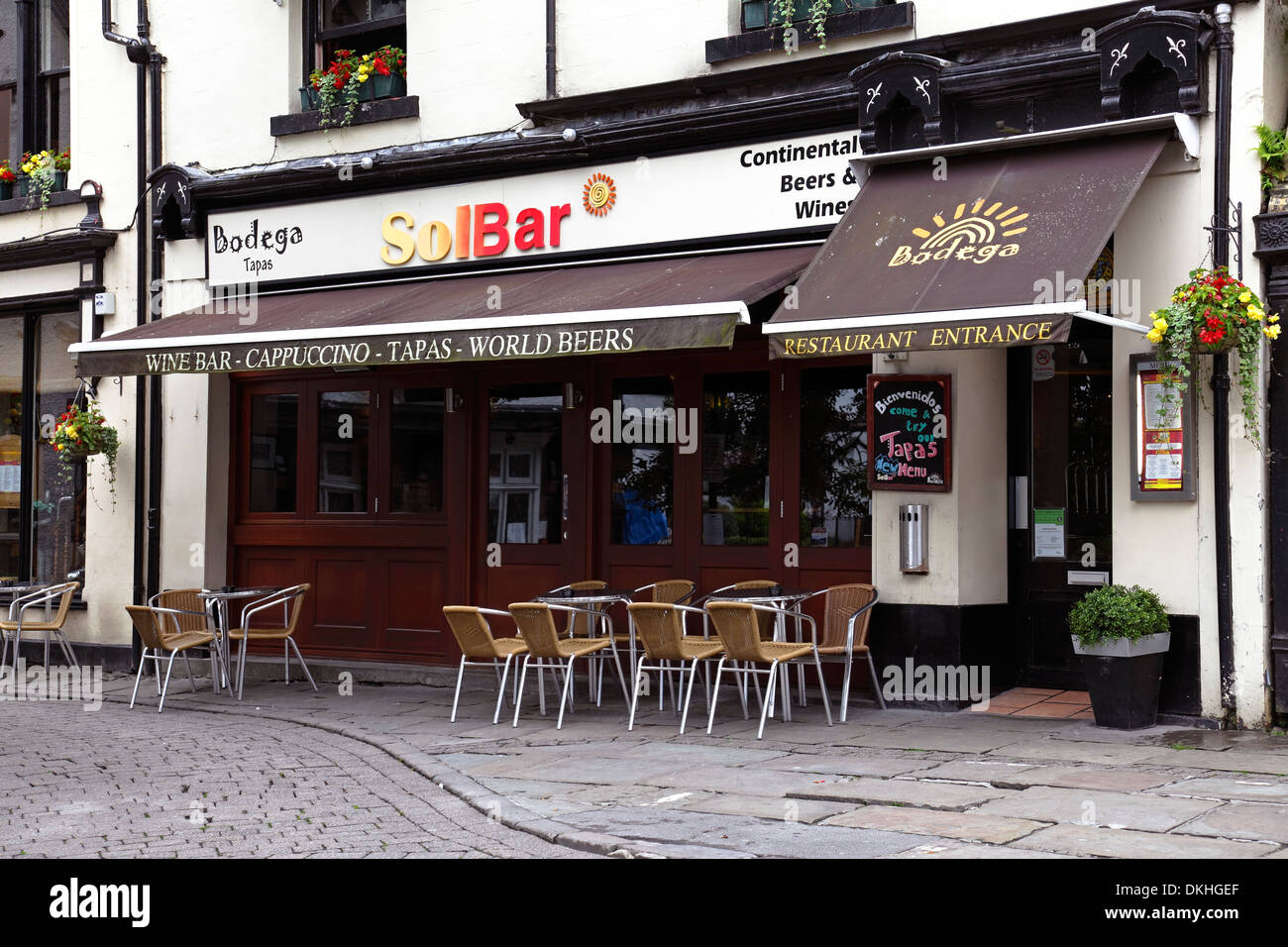 Mesas y sillas en el pavimento fuera de la Bodega y Sol tapas Bar en Ash  Street en Bowness-on-Windermere, Lake District, Cumbria, Inglaterra, Reino  Unido Fotografía de stock - Alamy