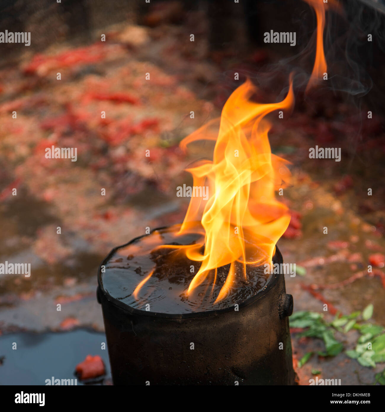 antigua lámpara de aceite de oro con llama ardiente en el lugar de culto  Fotografía de stock - Alamy