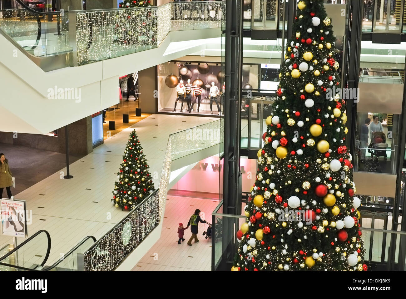 Shopping center durante la época de Navidad, boulevard Berlin Foto de stock