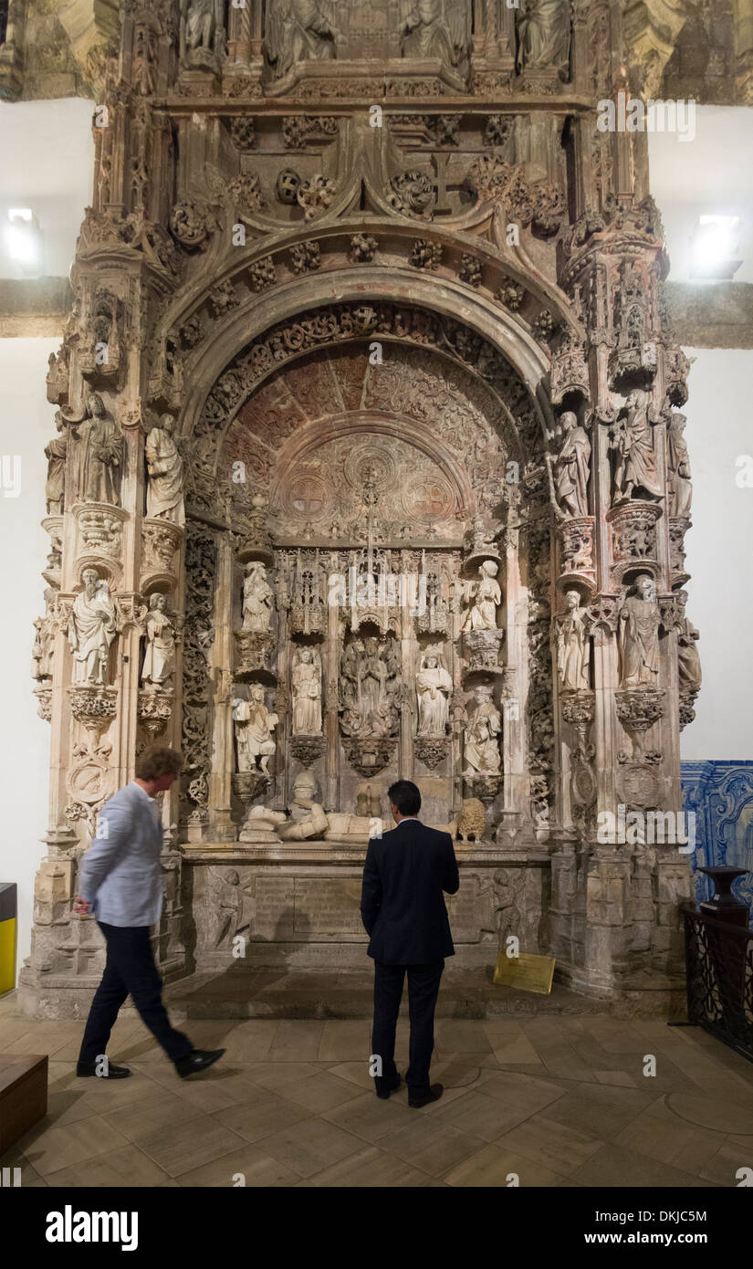 El primer rey de Portugal, D. Afonso Henriques tumba en la iglesia de Igreja de Santa Cruz en Coimbra, Portugal Foto de stock