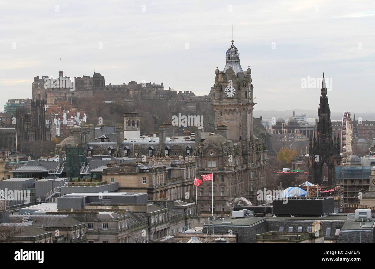 El castillo de Edimburgo y el Balmoral Hotel Edimburgo Escocia, noviembre de 2013 Foto de stock