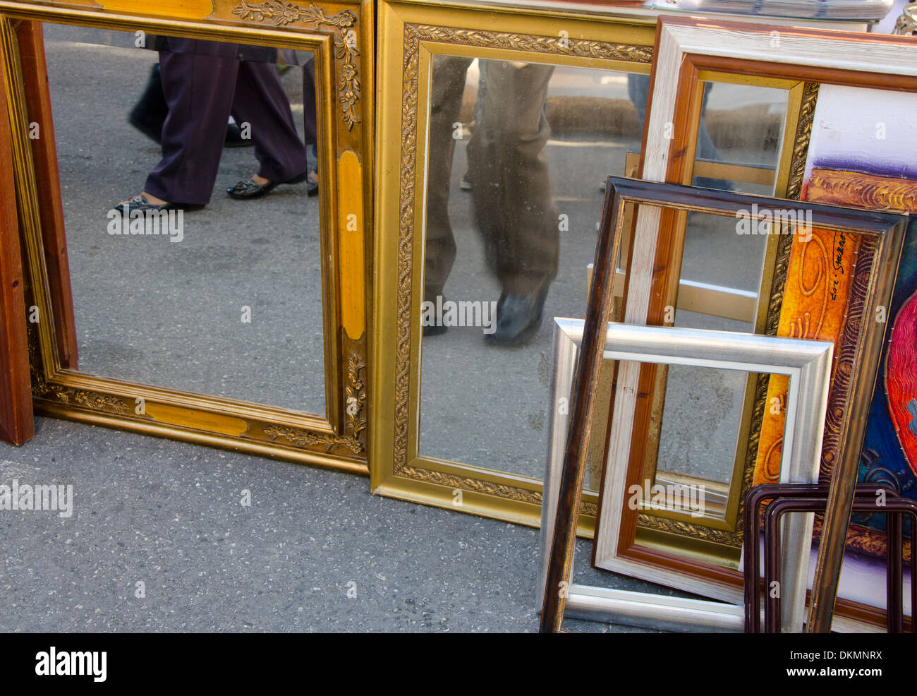 Enmarcado espejos y marcos para la venta en el mercado de segunda mano en  España Fotografía de stock - Alamy