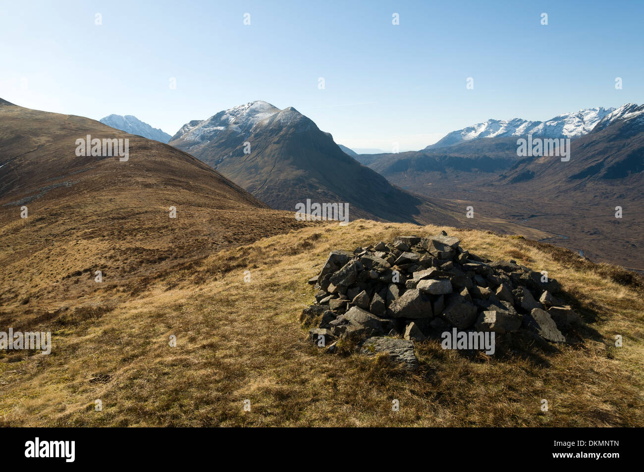 Los Cuillins Marsco y a lo largo de Glen Sligachan, desde el Druim na Ruaige Ridge, Isla de Skye, Escocia, Reino Unido. Foto de stock