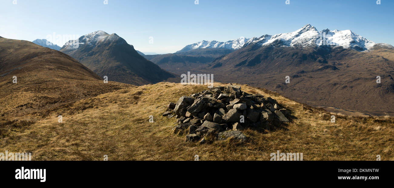 Los Cuillins Marsco y a lo largo de Glen Sligachan, desde el Druim na Ruaige Ridge, Isla de Skye, Escocia, Reino Unido. Foto de stock