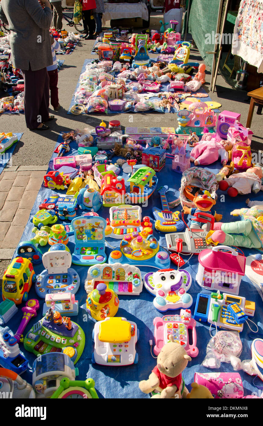 Los juguetes de los niños de segunda mano para su venta en el mercado.  Fuengirola, España Fotografía de stock - Alamy