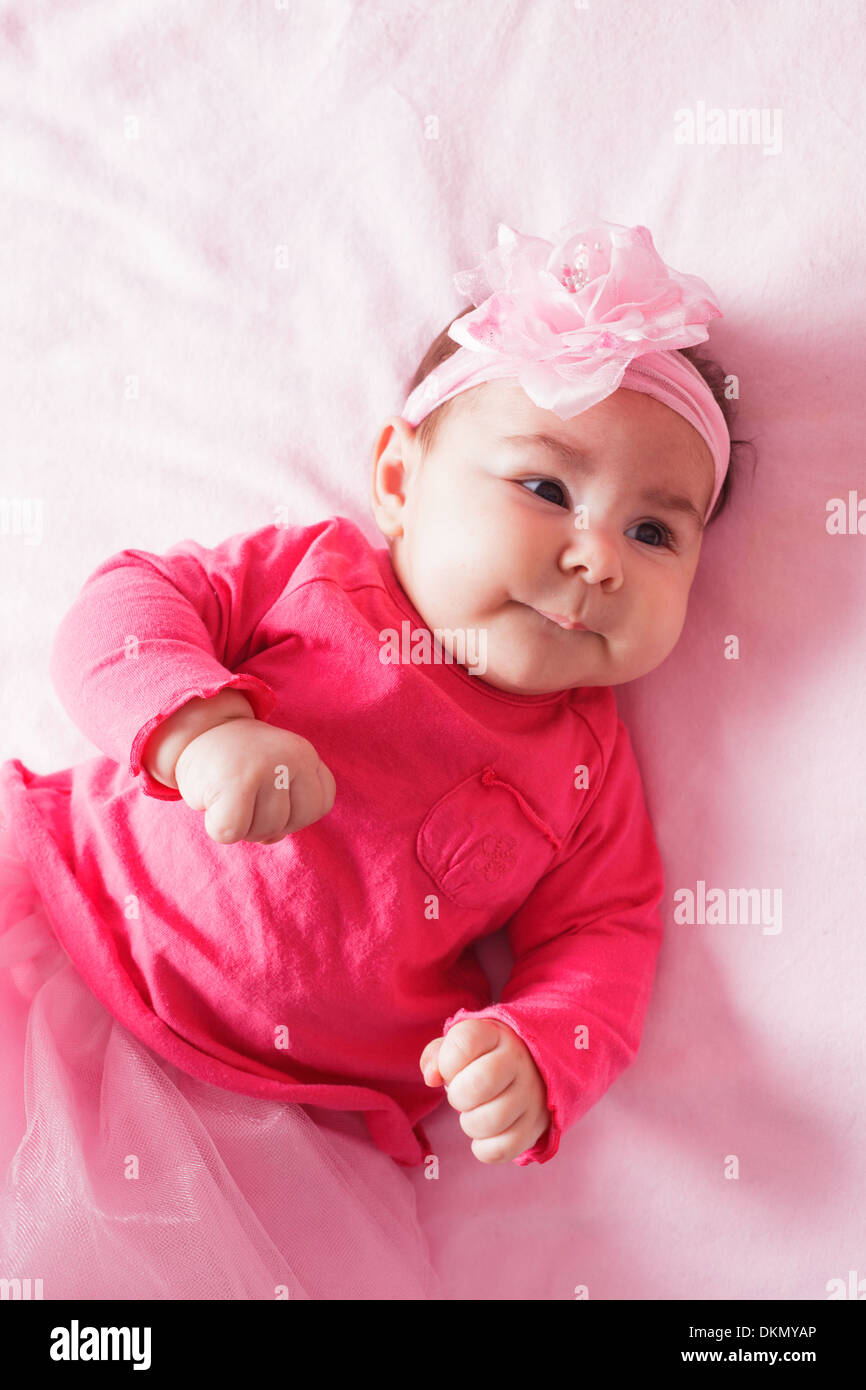 Niña de tres meses en tutú rosa