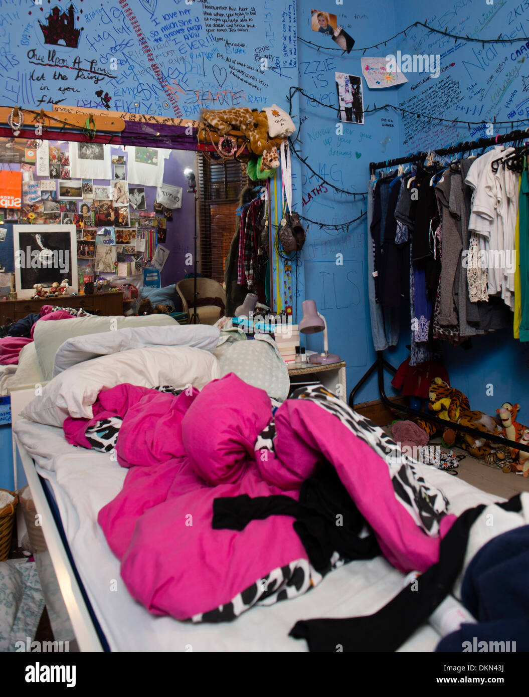 Una adolescente es complicado desordenado dormitorio, con el reconocimiento de escritura a mano por todas las paredes, REINO UNIDO Foto de stock