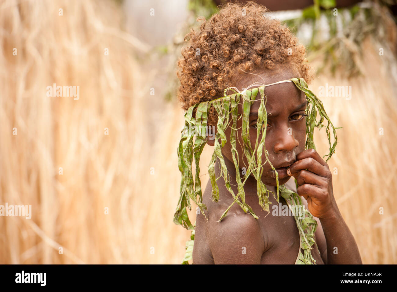 Niño entre artistas de Tanna tomando parte en Fest", una celebración de Sawagoro kastom, cultura tradicional en Vanuatu. Foto de stock