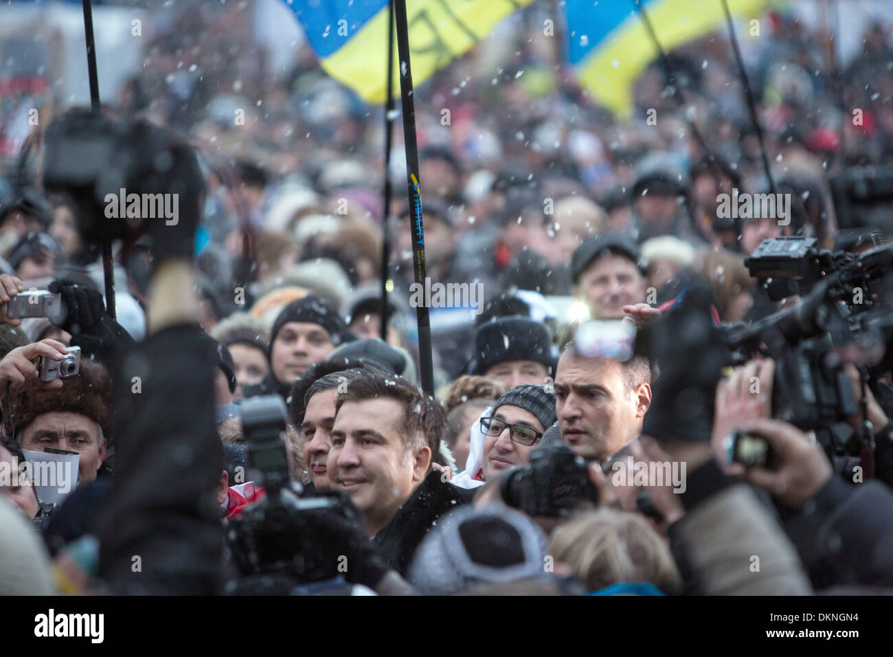 Kiev, Urkaine. 7 dic, 2013. Los partidarios de la oposición continúan su protesta como ex presidente Mikheil Saakashvili (3L) empuja a través de la multitud para hablar con los manifestantes en la plaza de la Independencia en Kiev, Urkaine, 7 de diciembre de 2013. Las continuas protestas dirigidas contra el Presidente ucraniano Yanukovitch y objetivo de estrechar las relaciones con la Unión Europea. Foto: Jan A. Nicolas dpa/Alamy Live News Foto de stock