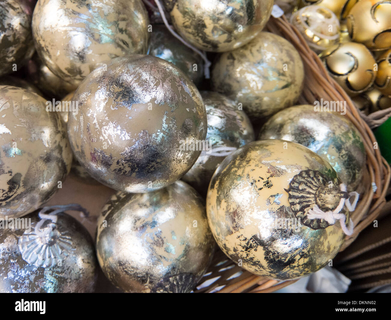 Europa, España, Barcelona, Navidad, bolas de Navidad, adornos, ornamentación. Foto de stock
