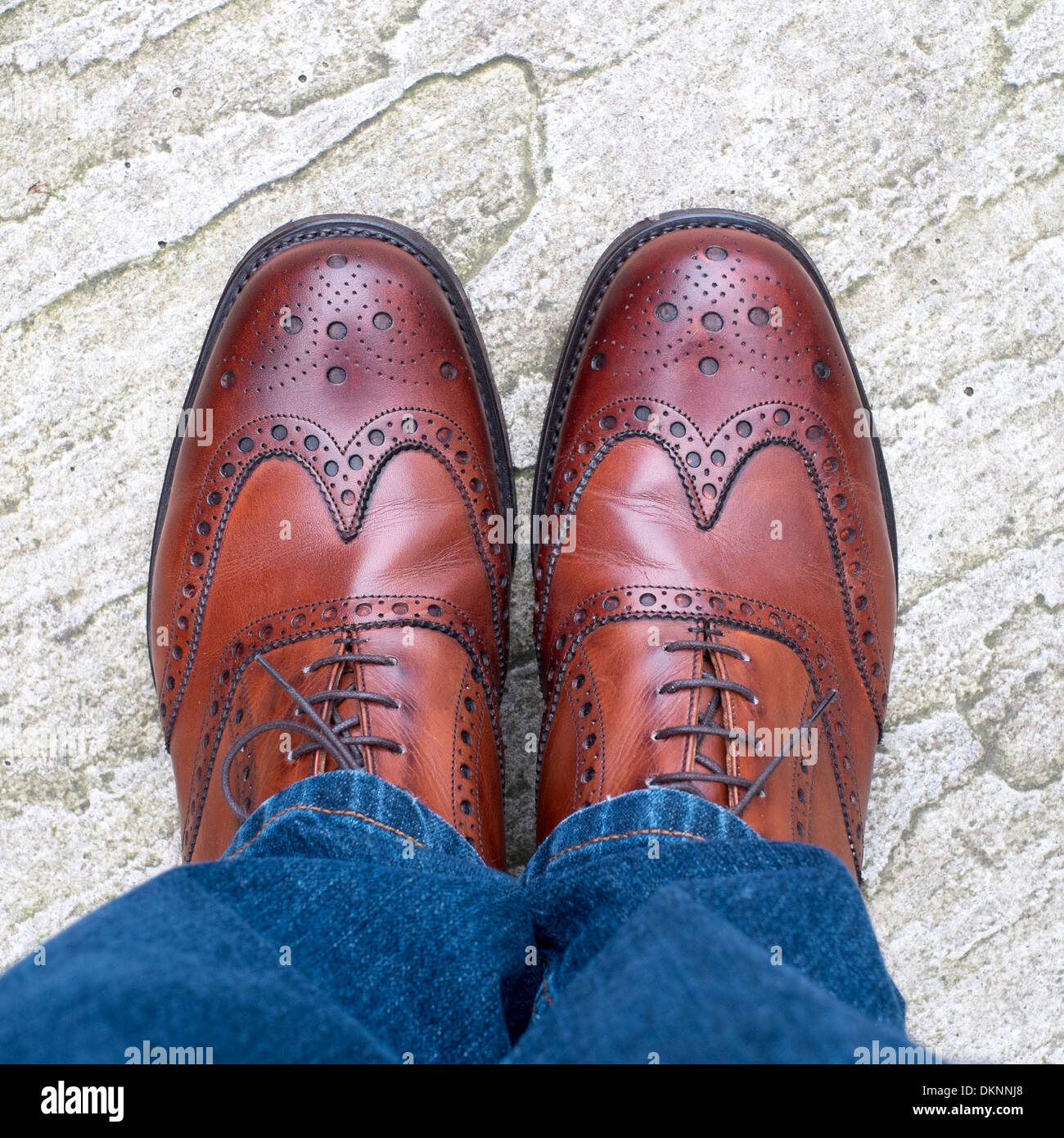 Mirando hacia abajo en una costosa tradicional par de inglés color  bronceado brogue mens zapatos hechos por Joseph Cheaney e hijos Fotografía  de stock - Alamy