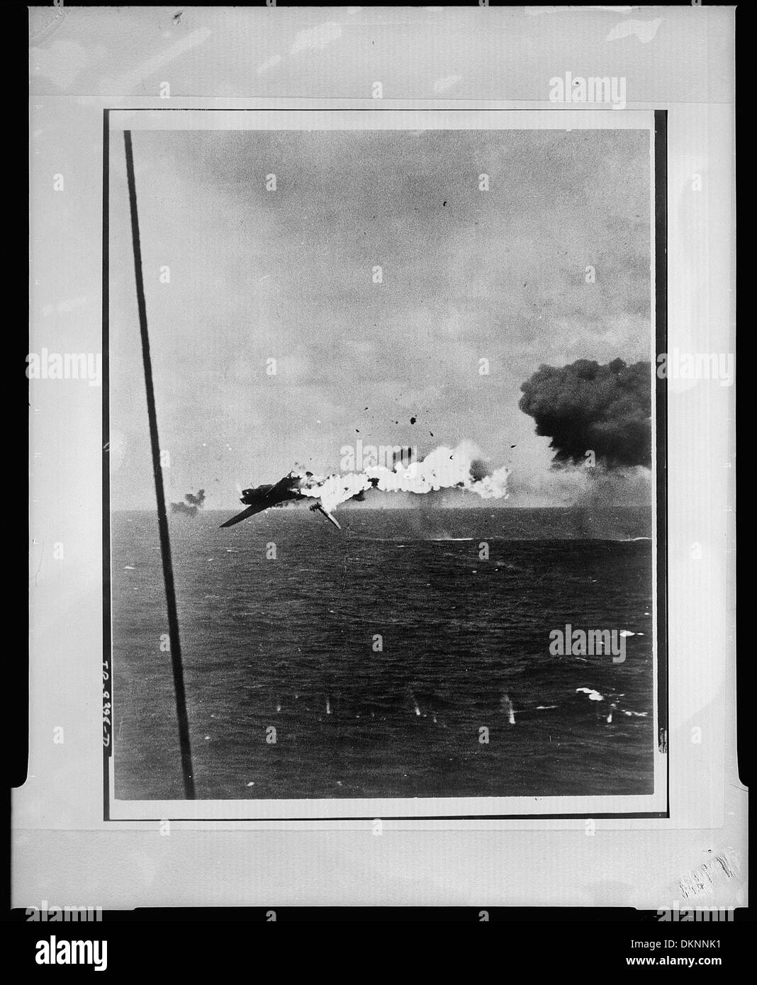 Jap bombardero torpedo explota en el aire después del impacto directo de 5 pulgadas shell desde el portaaviones estadounidense como intentó una... 520751 Foto de stock