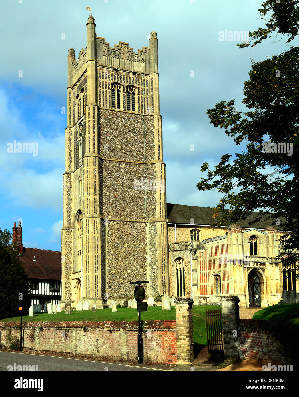 Los ojos de la torre de la iglesia de torres medievales de Suffolk Inglaterra inglés Foto de stock