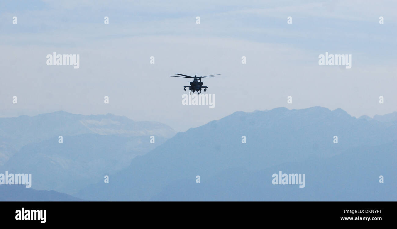 Un helicóptero Apache AH-64 del 2º Batallón (Agresión), la 10ª Brigada de Aviación de Combate, Task Force Knighthawk, sale adelante base operativa Shank, Afganistán, el 4 de diciembre, para llevar a cabo una misión de reconocimiento y de seguridad en la provincia de Logar. Foto de stock