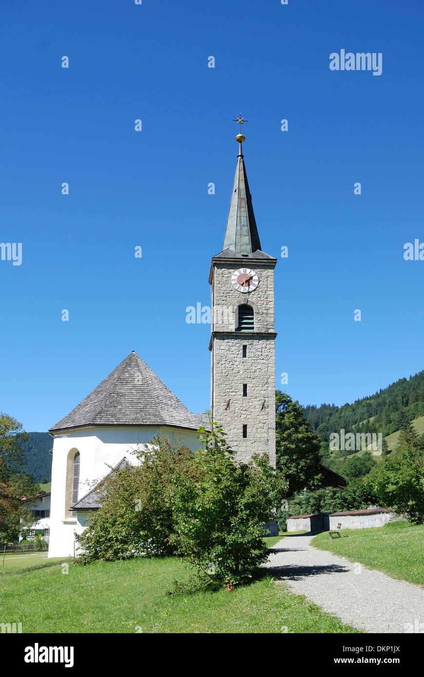 Iglesia de la aldea de Hinterstein en el Allgaeu Alpes. Foto de stock