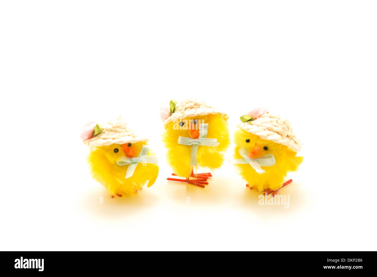 Tres pequeños juguetes de pollito de Pascua de pie en una fila Fotografía  de stock - Alamy