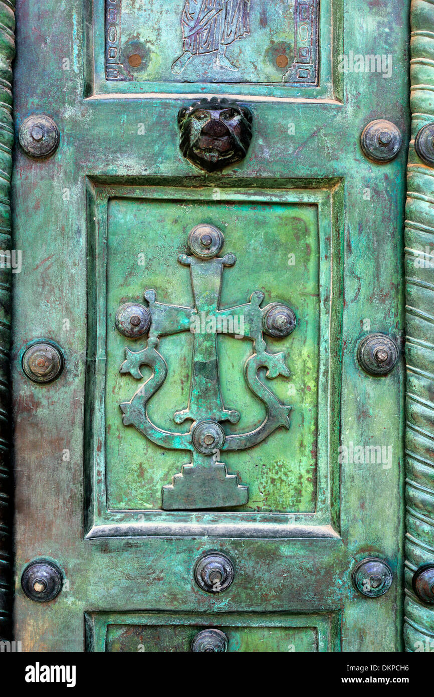 Puertas de bronce fotografías e imágenes de alta resolución - Alamy