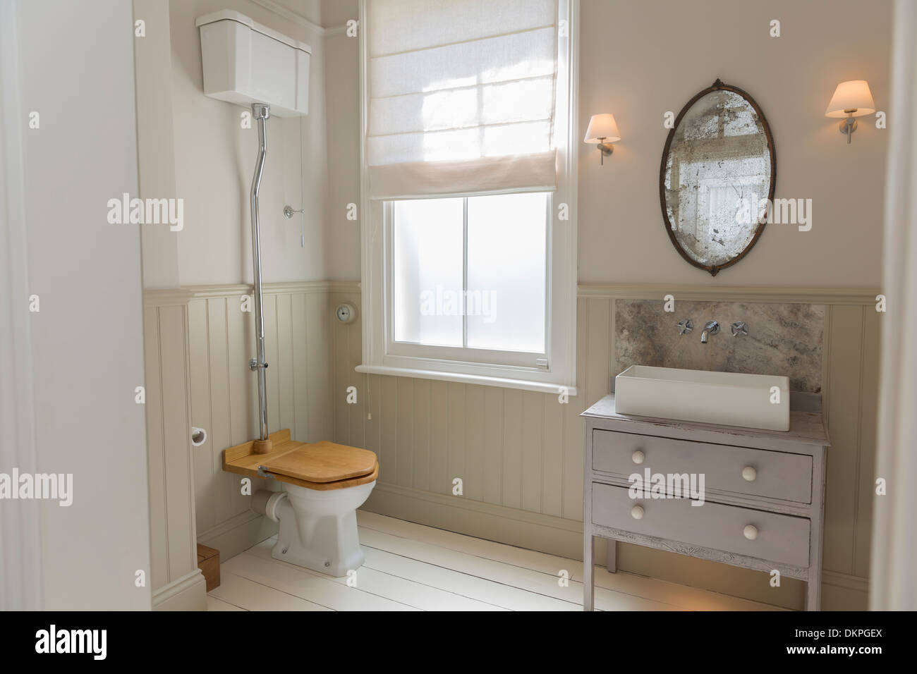 Inodoro y lavabo en baño ornamentado Foto de stock