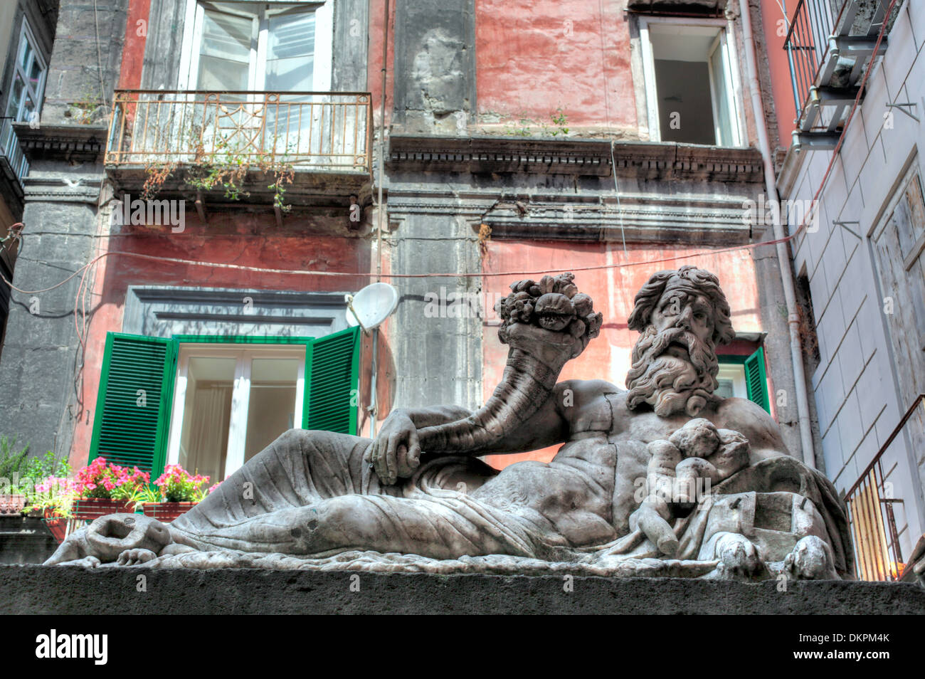 Escultura alegoría del río Nilo (siglo II), Largo Corpo di Napoli, Nápoles, Campania, Italia Foto de stock