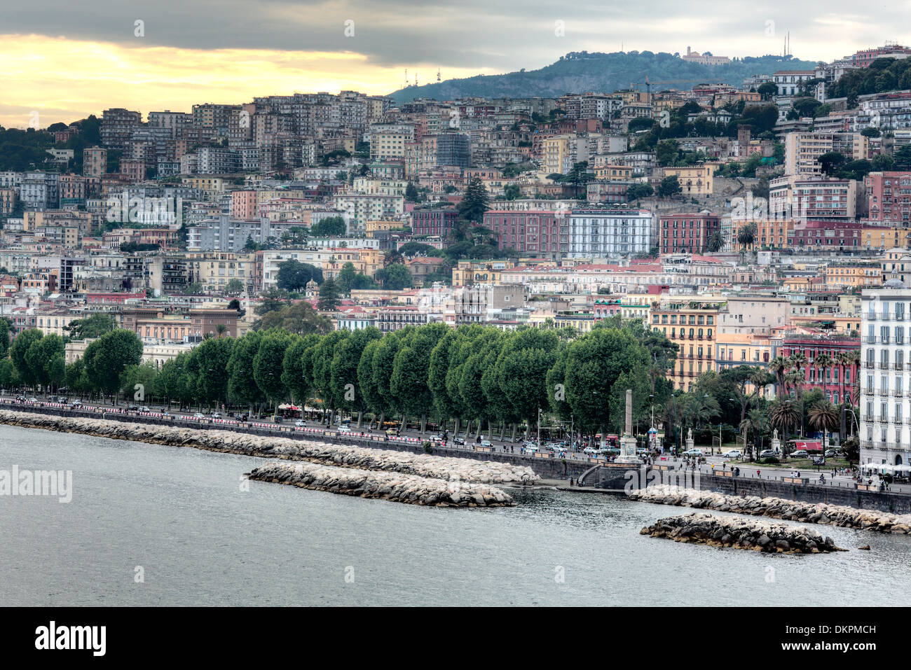 Paisaje urbano desde el Castel dell'Ovo, Nápoles, Campania, Italia Foto de stock