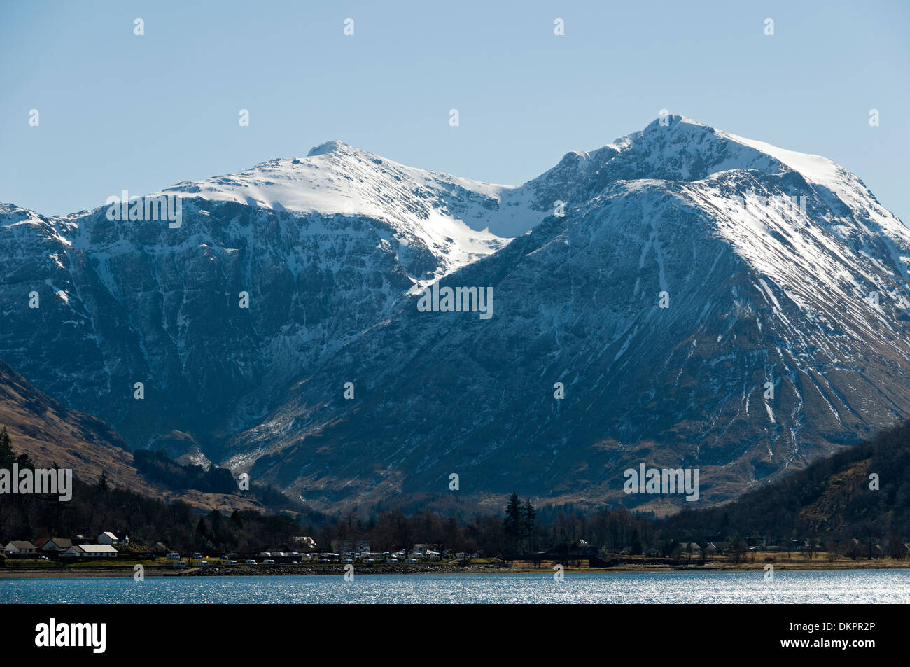 Bidean nam Bian y Glencoe sobre loch Leven, región de tierras altas, Escocia, Reino Unido. Foto de stock