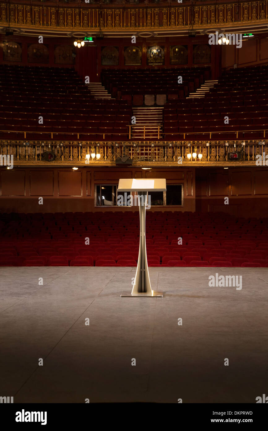 Podio en el escenario de teatro vacío Foto de stock